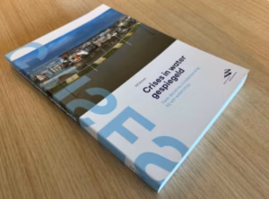 Boek Crises in water gespiegeld. Twee decennia crisisbeheersing bij een waterschap