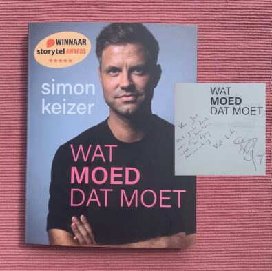 Boek Wat moed dat moet van Simon Keizer, winnaar Storytel Awards, met persoonlijke opdracht