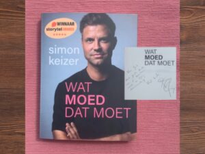 Boek Wat moed dat moet van Simon Keizer, winnaar Storytel Awards, met persoonlijke opdracht