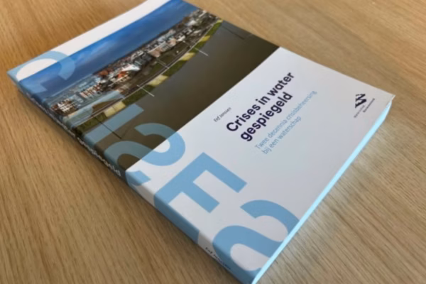 Boek Crises in water gespiegeld. Twee decennia crisisbeheersing bij een waterschap