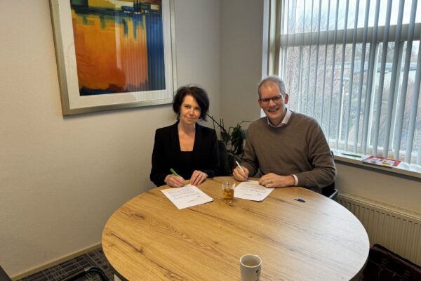 cursist tekent boekcontract