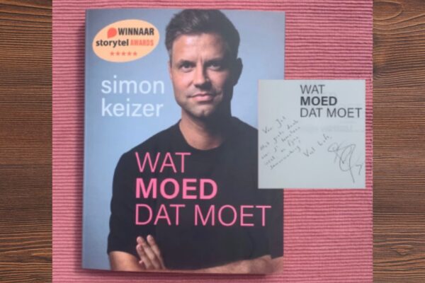 Boek Wat moed dat moet van Simon Keizer, winnaar Storytel Awards, met persoonlijke opdracht